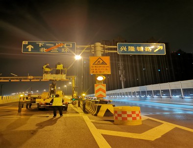 德宏郑州市北三环彩虹桥交通标志牌安装现场